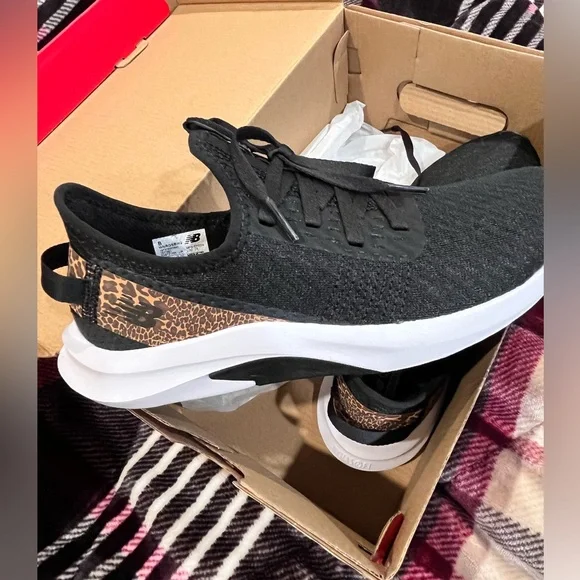 New Balance sneakers size 8.5 women’s - Picture 3 of 8